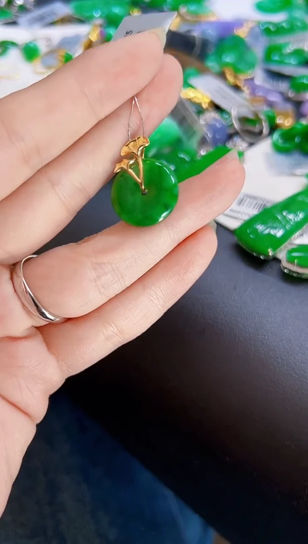 颈饰18K金镶嵌翡翠扣