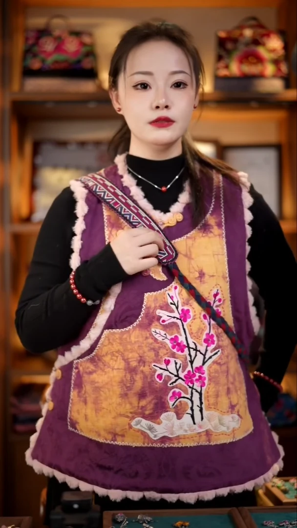 刺绣私人定制苗族手工包带A26