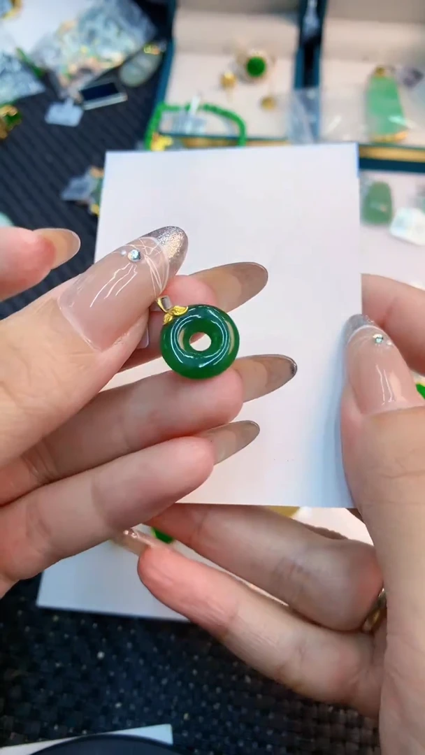 翡翠18K金镶嵌颈饰1