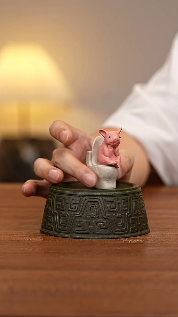 紫砂茶宠小猪蹲马桶茶宠