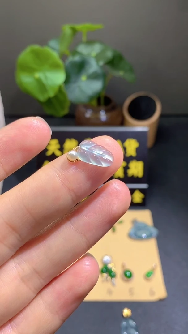 颈饰18K金镶嵌翡翠翡翠A货