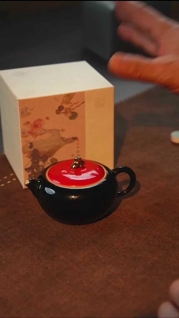 瓷鎏金墨绿釉小茶壶