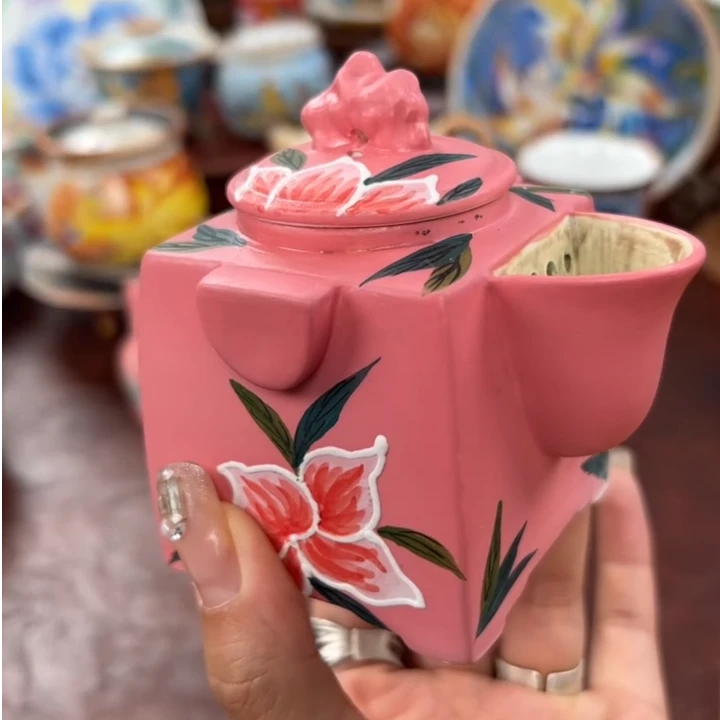 水粉手绘熊猫花花四方壶