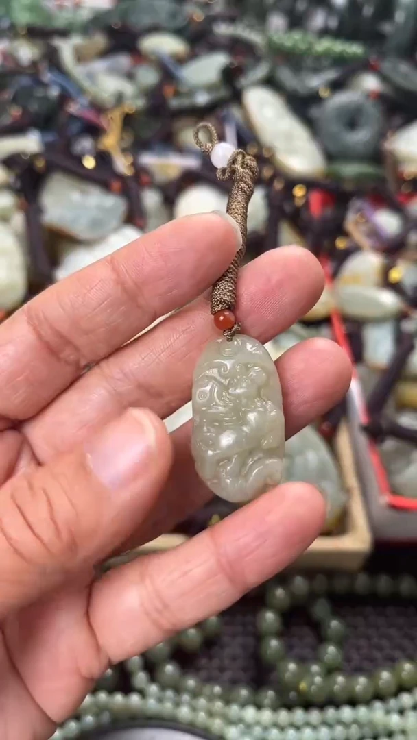 【闪购商品】和田玉颈饰未镶嵌多样性发货没有证书，拍一发一.有瑕