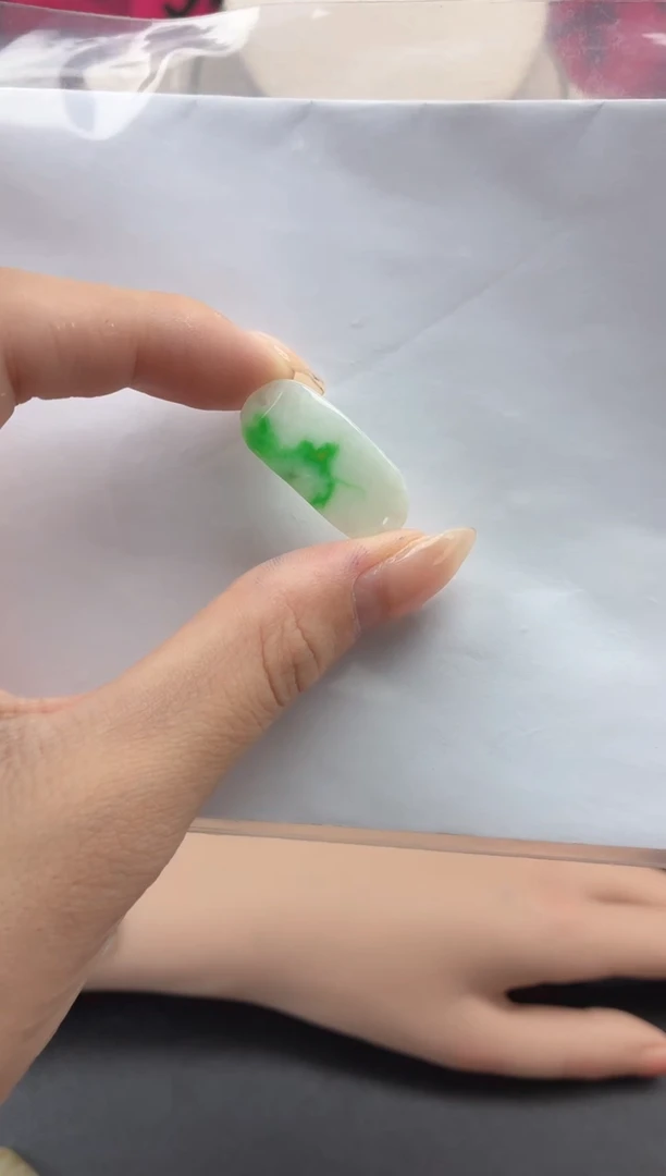 翡翠未镶嵌颈饰手牌