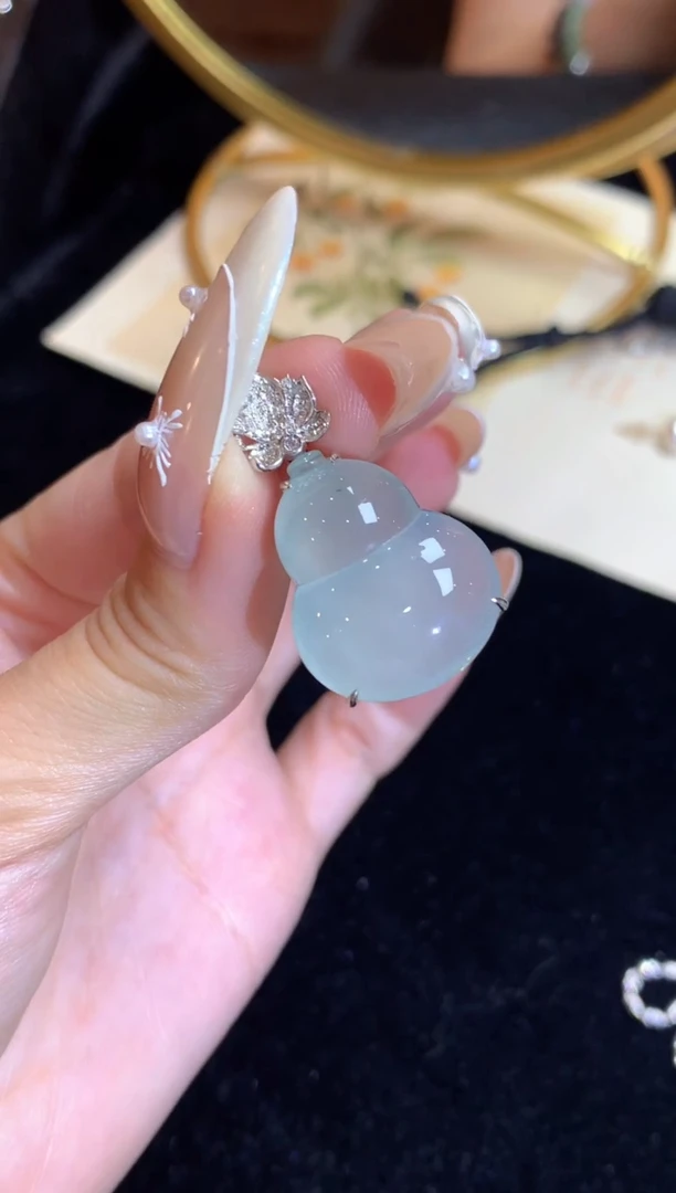 翡翠18K金镶嵌颈饰翡翠白冰葫芦