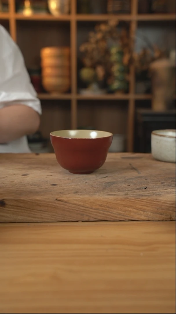 复古红色的葫芦米饭碗