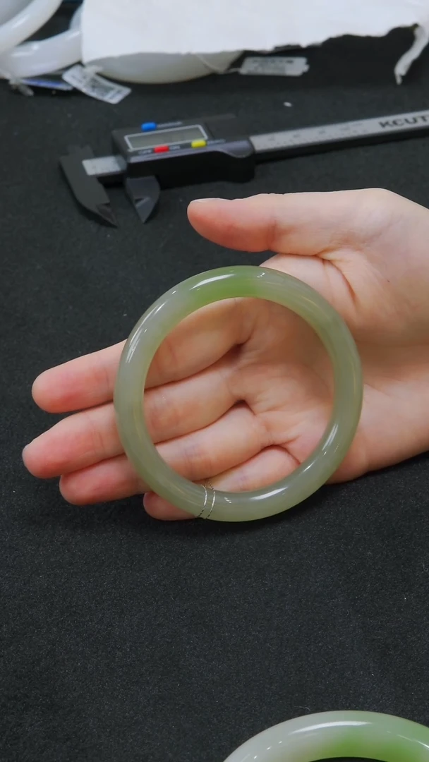 和田玉手镯未镶嵌56-57圈口冰底一口翠