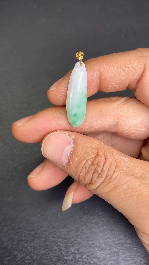 颈饰18K金镶嵌翡翠缅A福瓜吊坠