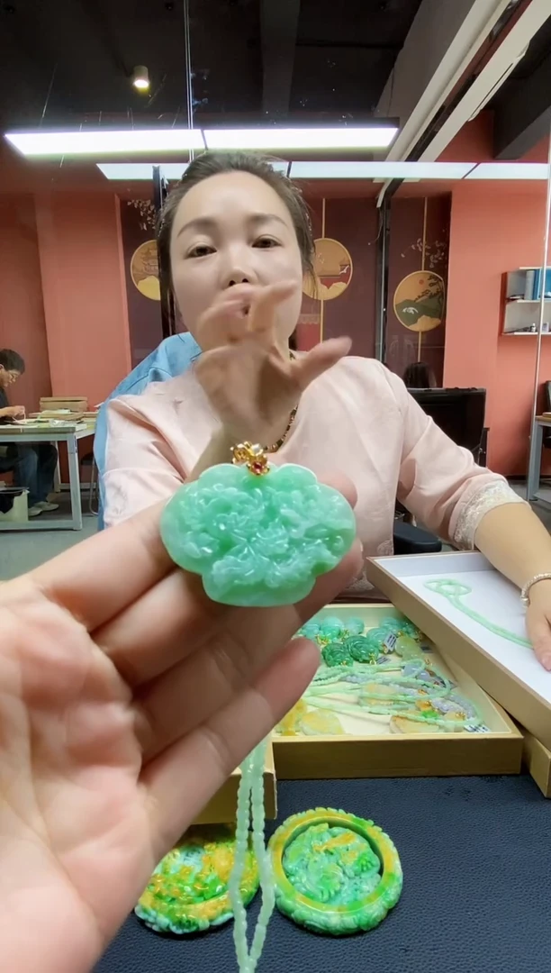 颈饰未镶嵌翡翠吊坠
