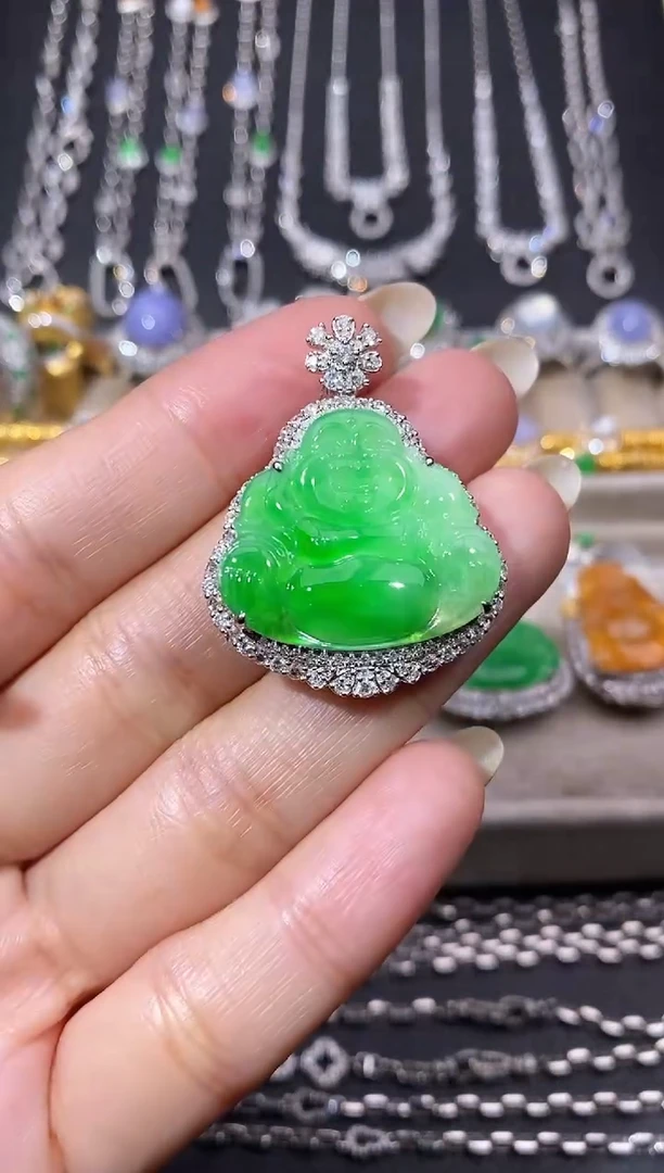 颈饰18K金镶嵌翡翠吊坠