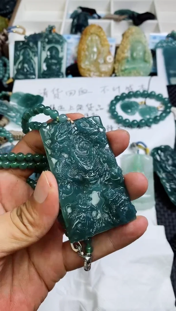 翡翠未镶嵌颈饰云****军