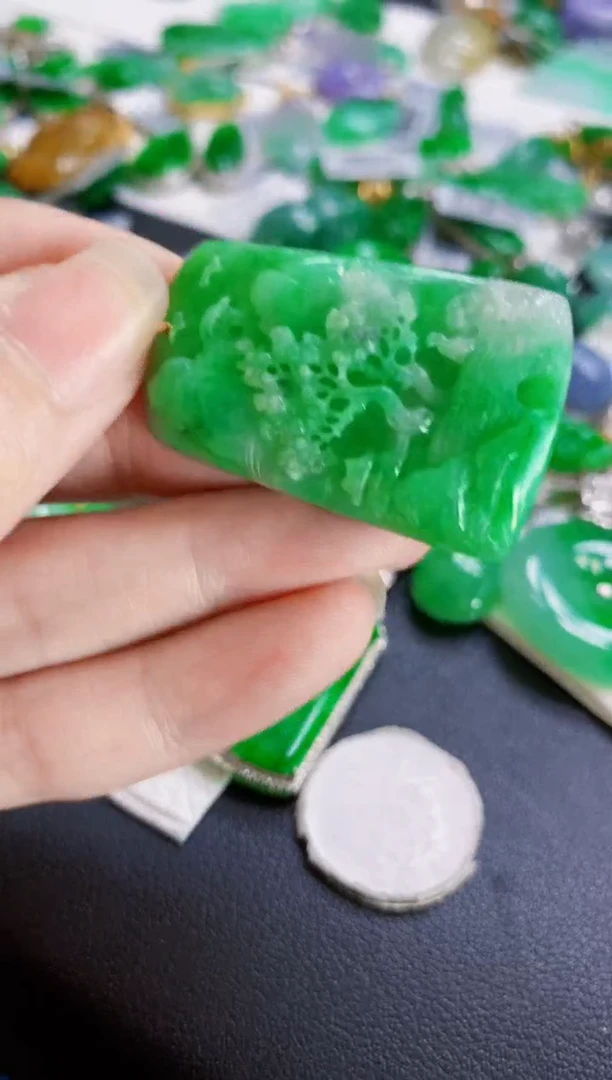 颈饰18K金镶嵌翡翠陌*山水