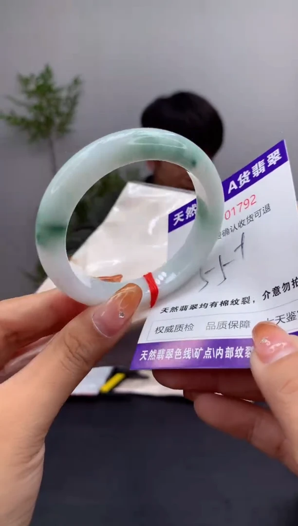 未镶嵌手镯翡翠有纹，完美者勿拍