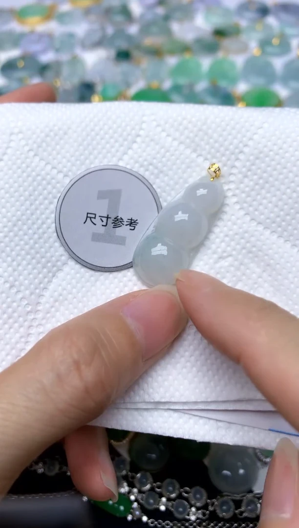 颈饰18K金镶嵌翡翠天然A货翡翠