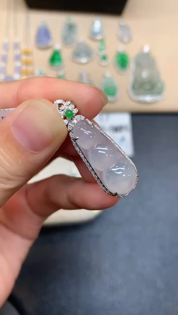 颈饰18K金镶嵌翡翠福豆【无服务费