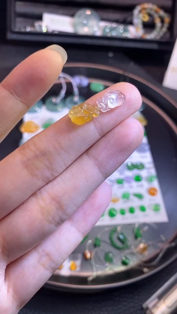 翡翠挂件未镶嵌如意