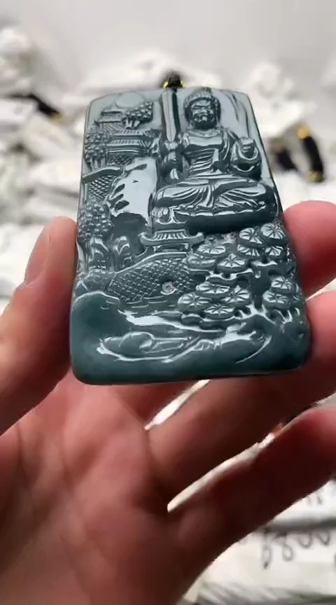 翡翠未镶嵌颈饰不动