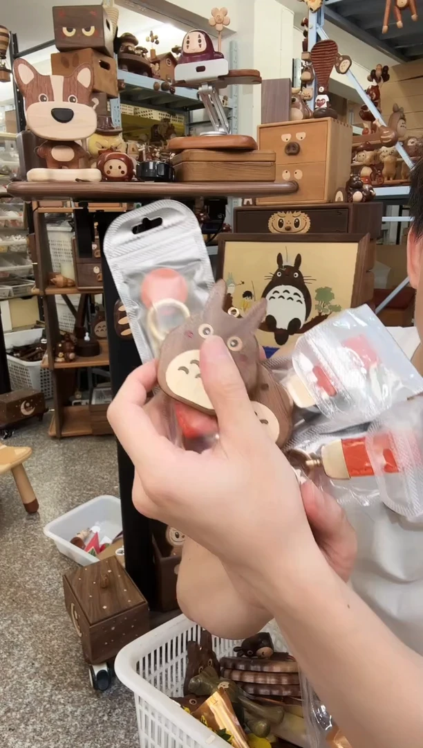 木橙色钥匙挂双面龙猫