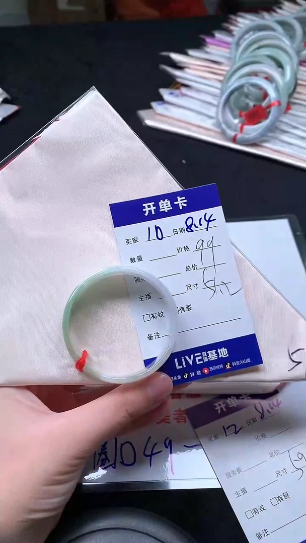 翡翠手镯未镶嵌.