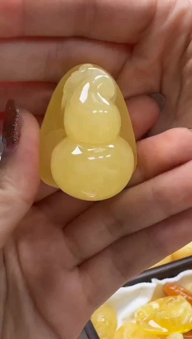 未镶嵌琥珀裸石如图