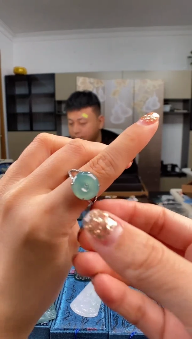 颈饰未镶嵌翡翠   多样性发其一