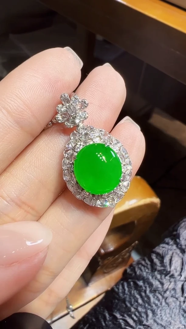 吊坠(不含链)18K金镶嵌翡翠蛋面