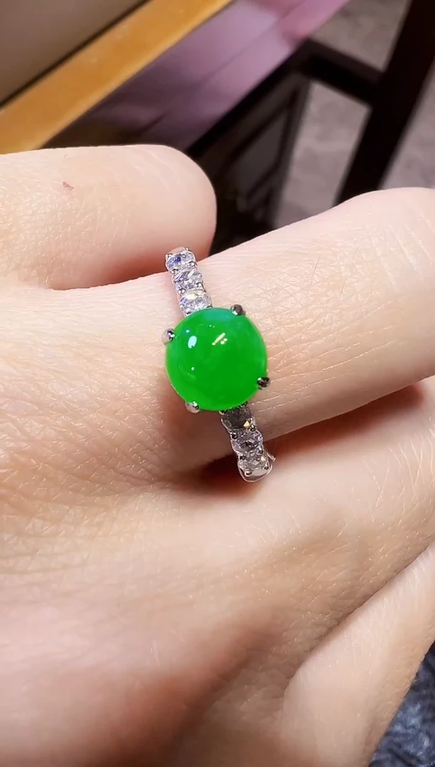 18K金镶嵌戒指翡翠蛋面