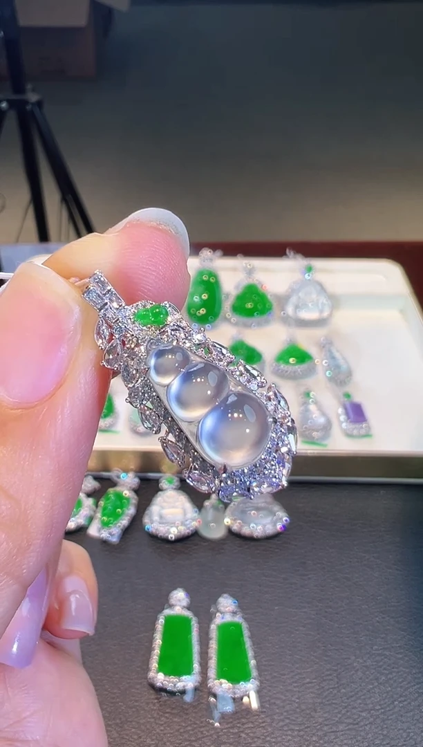 吊坠(不含链)18K金镶嵌翡翠翡翠