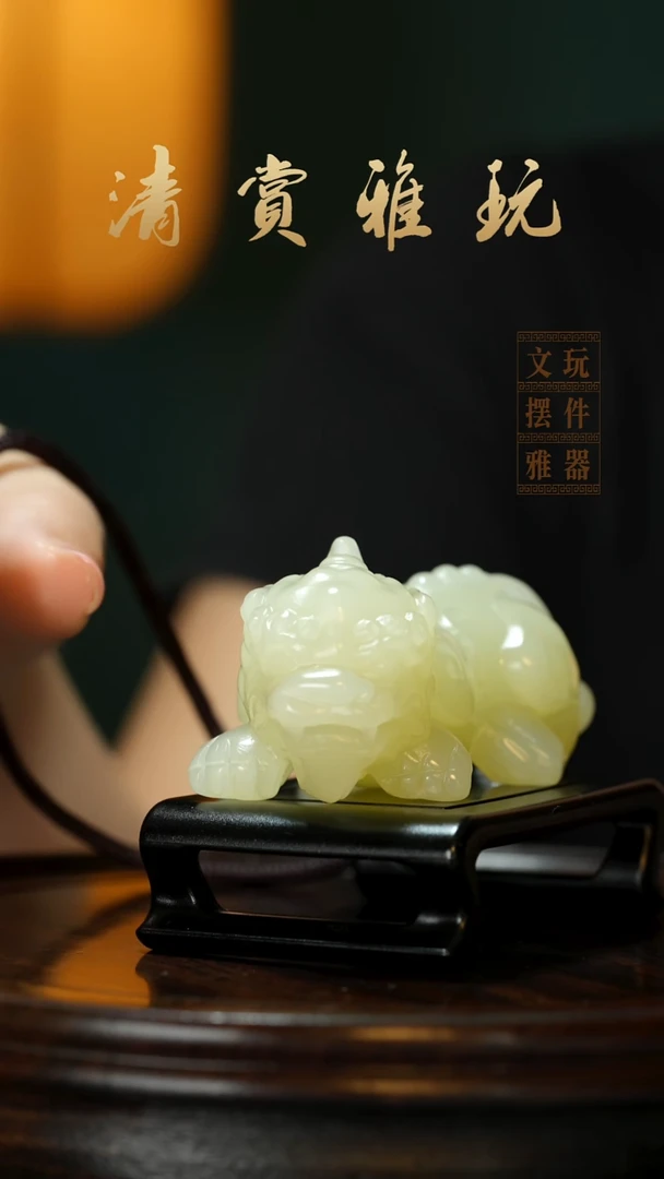 玉《吞金貔貅》手把件摆件