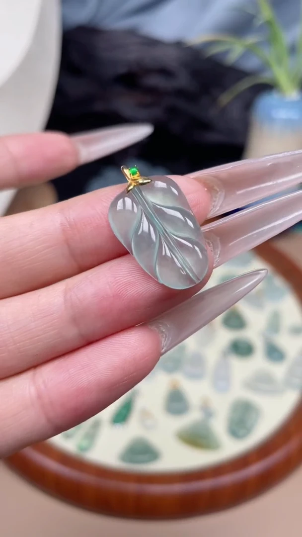 翡翠18K金镶嵌颈饰叶子