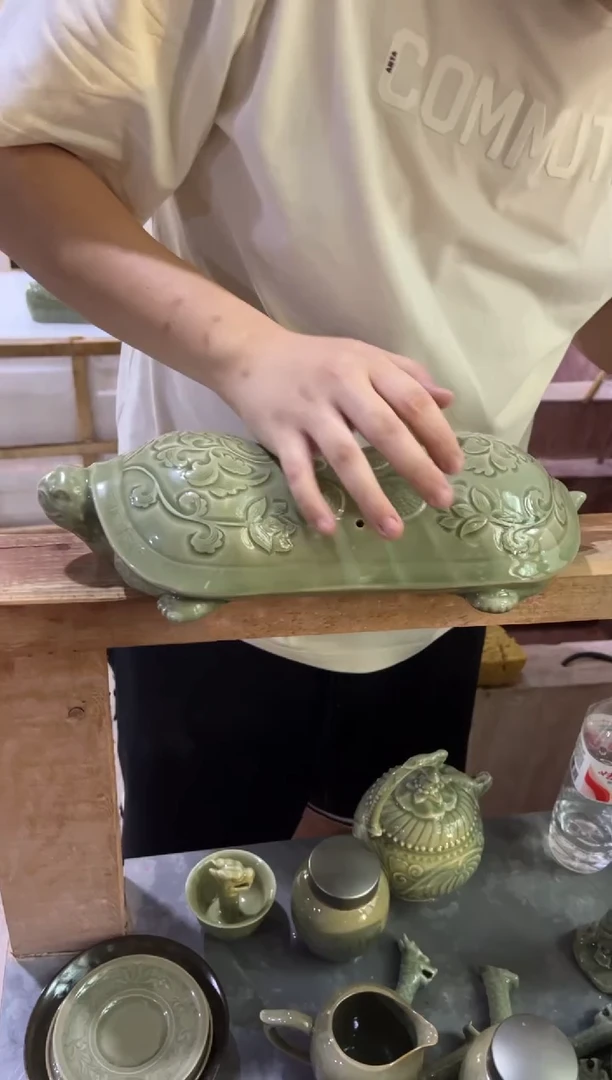 耀州窑青瓷长寿龟枕头