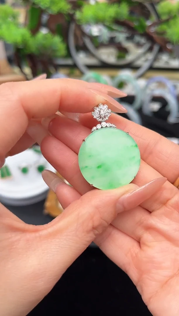 颈饰18K金镶嵌翡翠吊坠