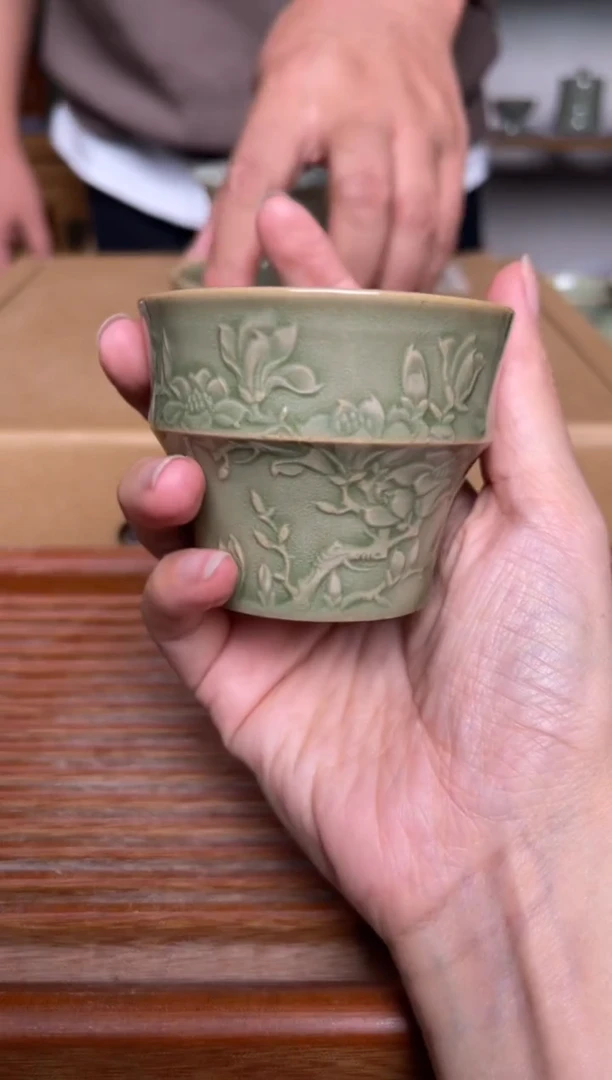 瓷器橄榄绿折腰玉兰杯 微瑕