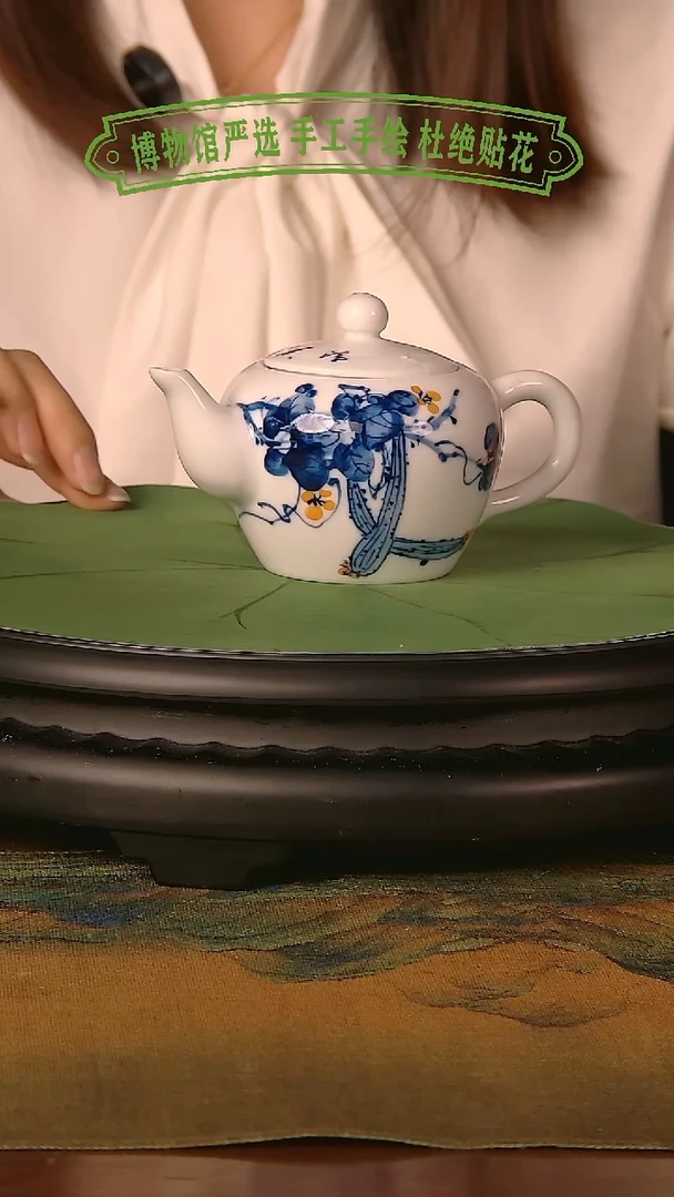 C10青花釉下彩小茶壶《人间瓷画》