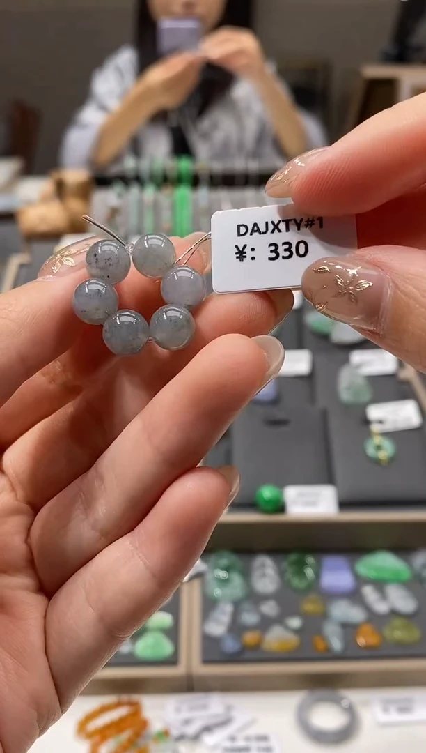 颈饰未镶嵌翡翠珠子