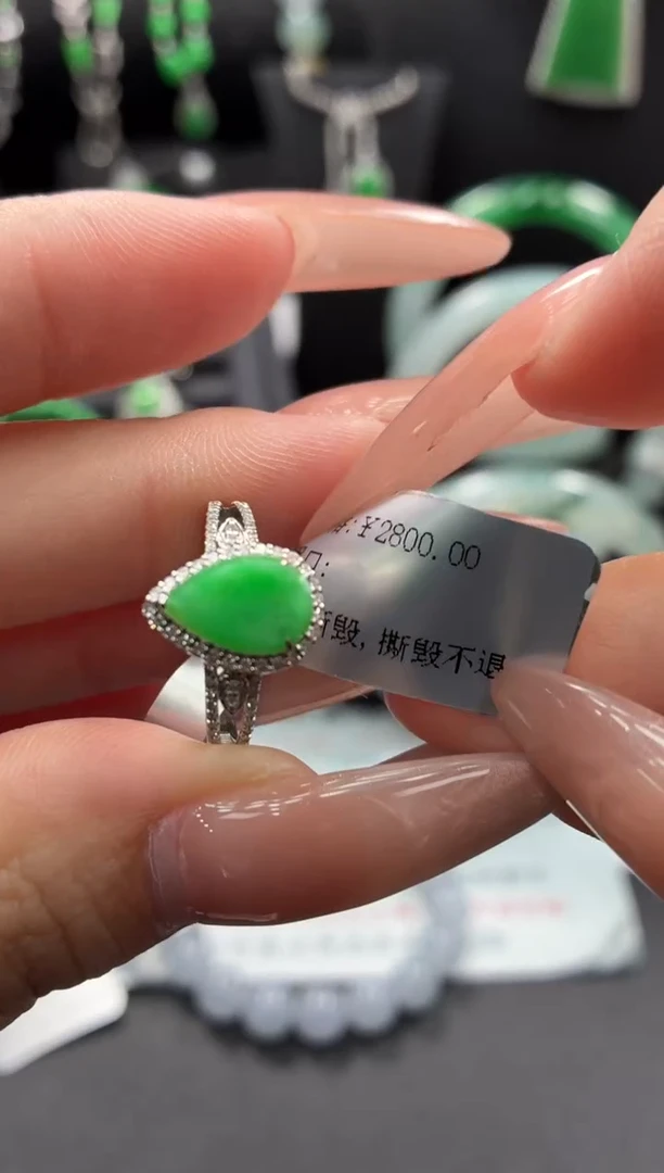 18K金镶嵌戒指翡翠翡翠戒圈