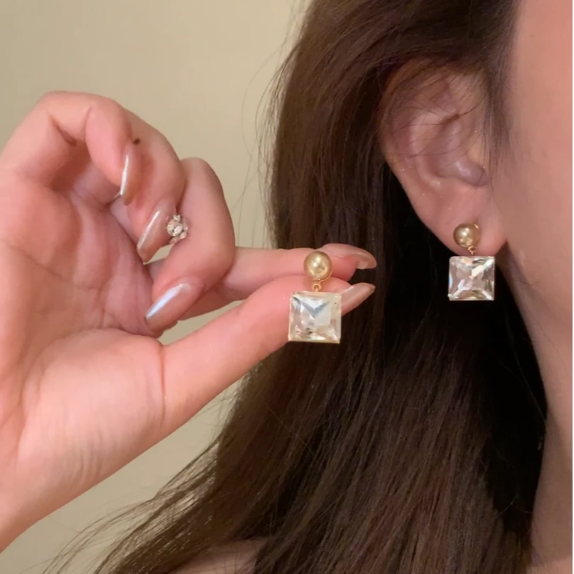 铜合金锆石耳饰 秋冬轻奢爆闪方糖珍珠耳环女气质百搭耳针耳饰