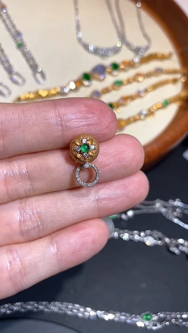 颈饰18K金镶嵌翡翠绳扣