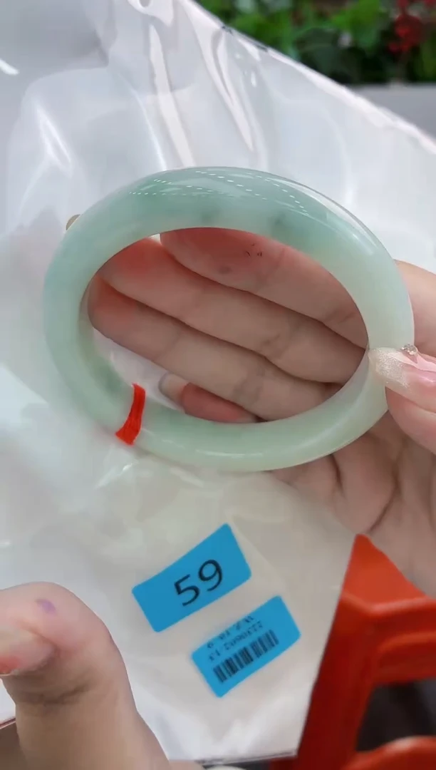 翡翠手镯未镶嵌翡翠手镯