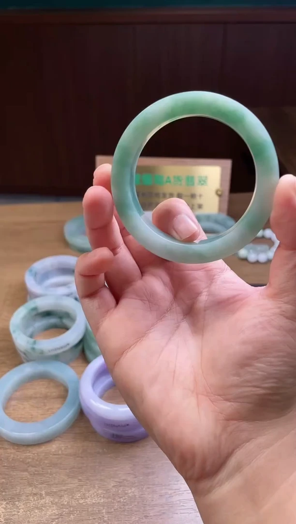 未镶嵌手镯定制翡翠哈**呢定制