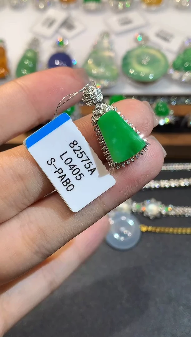 吊坠(不含链)18K金镶嵌翡翠多样性发其一