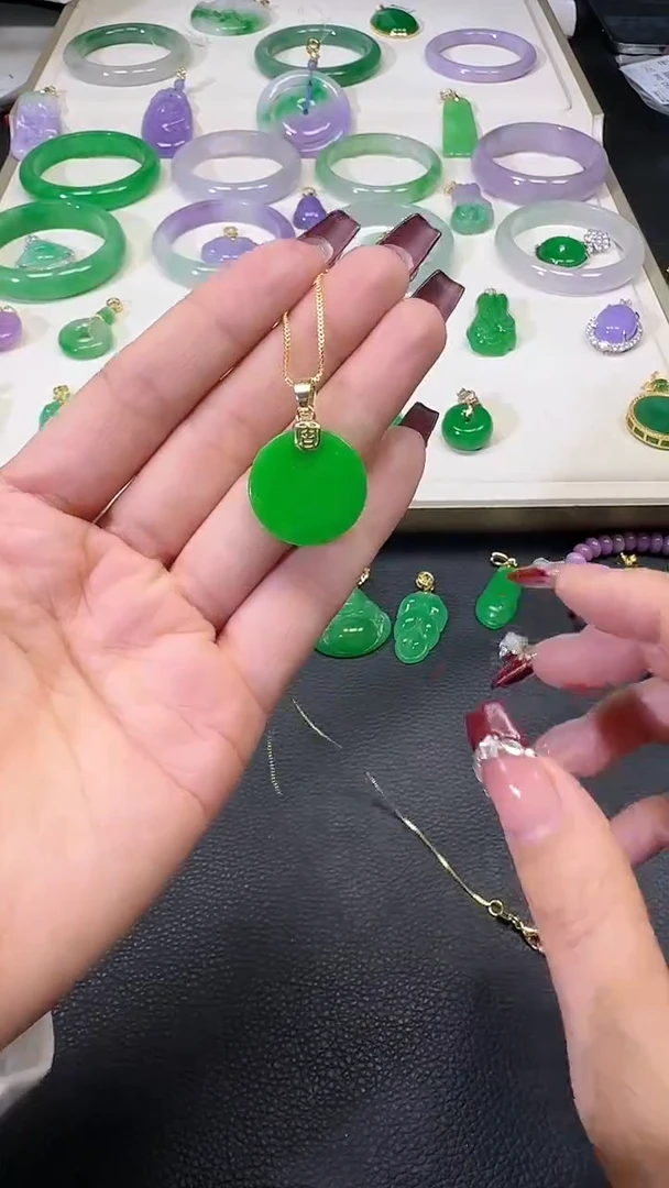 【闪购商品】翡翠颈饰未镶嵌满绿翡翠圆牌