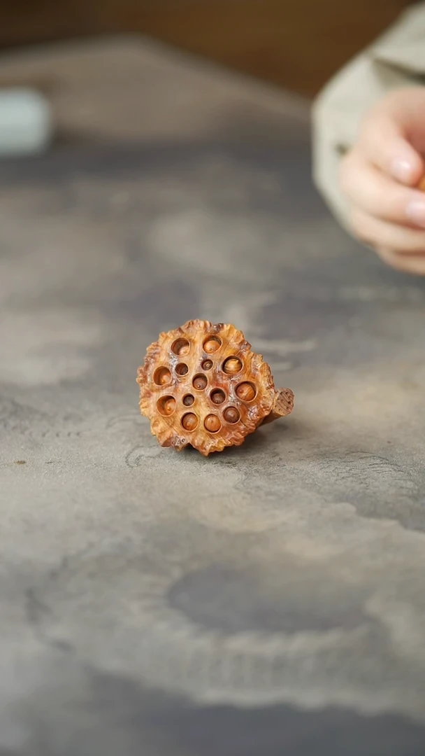 柏木（崖柏）陈化黑油全手雕小莲蓬手把件