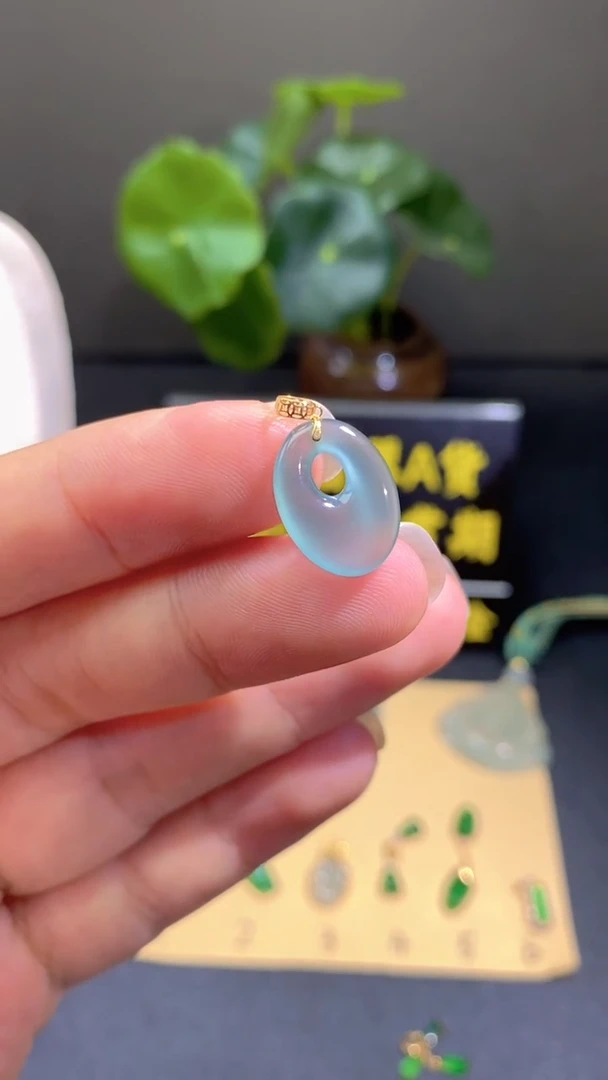 颈饰18K金镶嵌翡翠翡翠A货