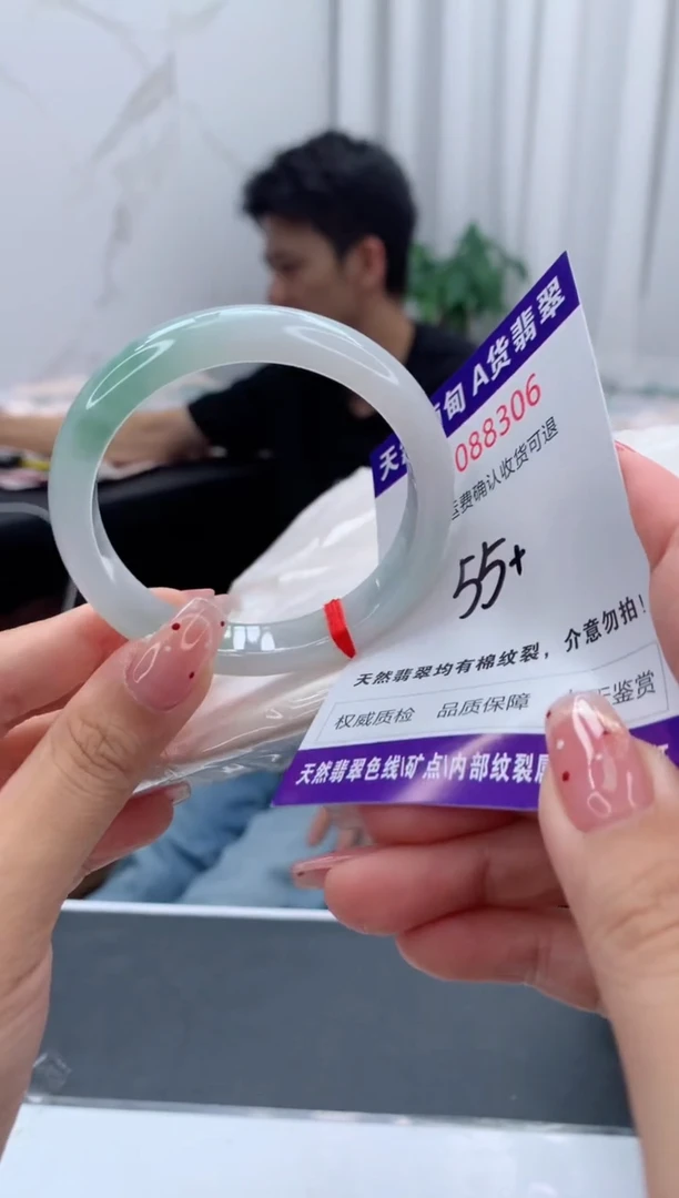 未镶嵌手镯翡翠有纹，完美者勿拍