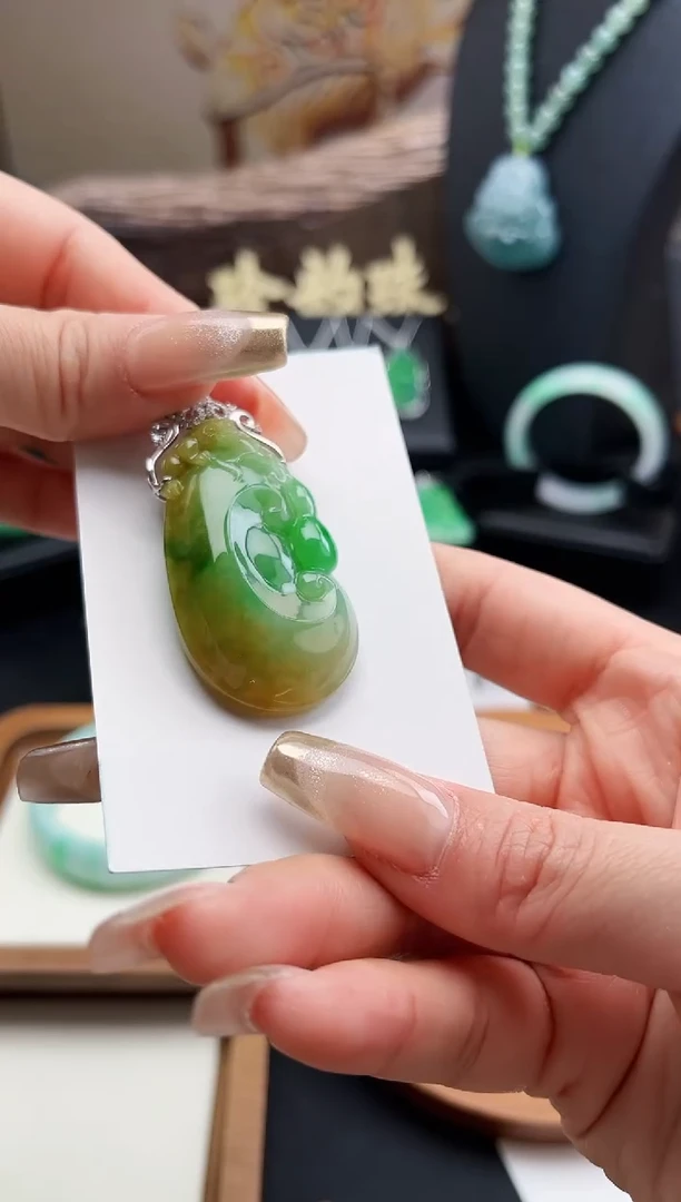 【闪购商品】翡翠颈饰18K金镶嵌吊坠