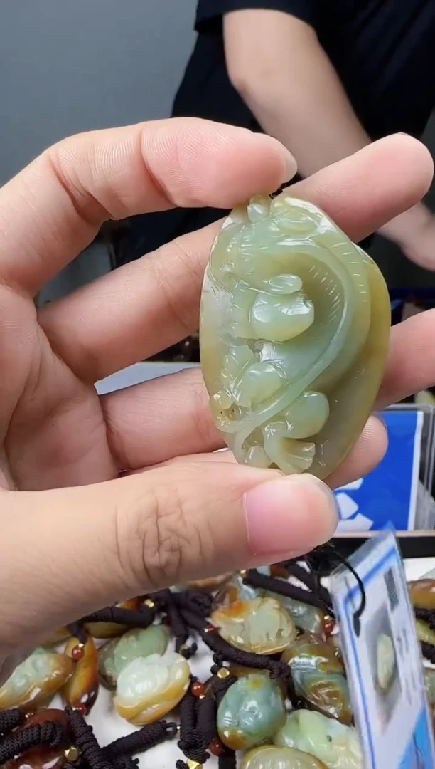 和田玉未镶嵌颈饰1