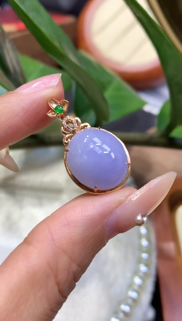 18K金镶嵌挂件翡翠蛋面