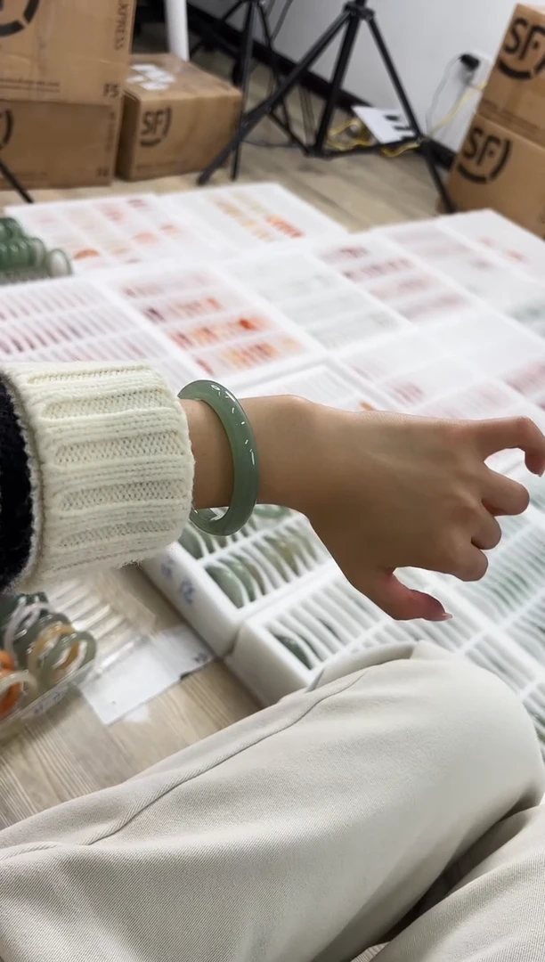 未镶嵌手镯石英质玉112-53D